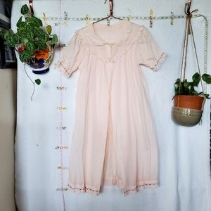 Vintage button front pink robe with lace trim and hand embroidered flowers